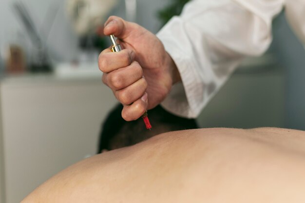 Homme à la séance d'injection