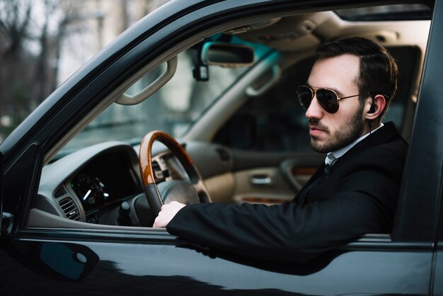 Homme de sécurité vue latérale en voiture