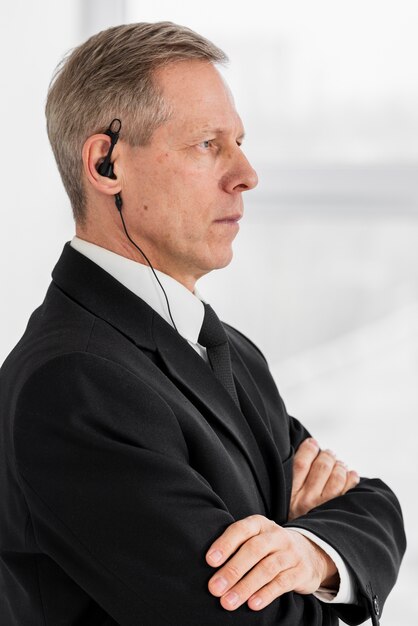 Homme de sécurité vue latérale