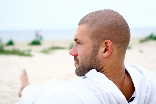 Homme séduisant et heureux sur la plage