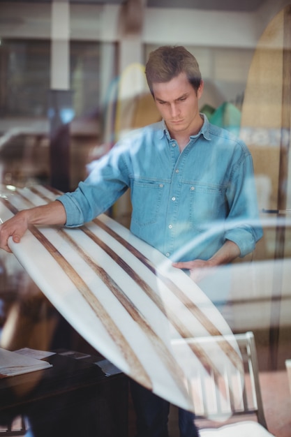 Homme sélectionnant la planche de surf