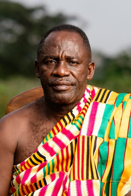 Photo gratuite homme senior africain avec des vêtements traditionnels