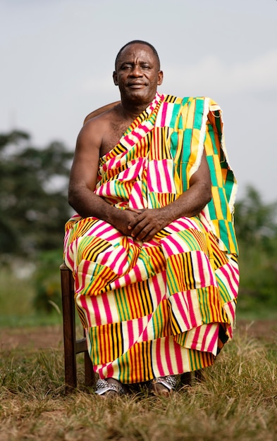 Homme senior africain avec des vêtements traditionnels