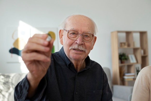 Homme senior de coup moyen jouant au bingo