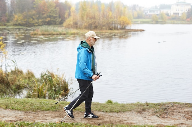 Homme senior expressif posant en plein air