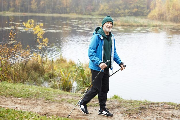 Homme senior expressif posant en plein air