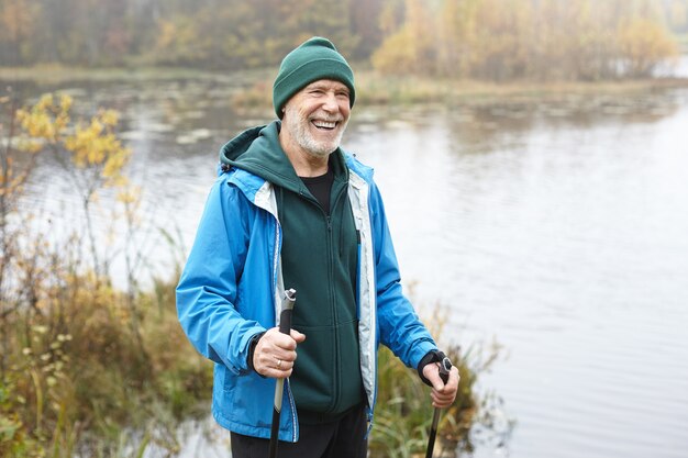 Homme senior expressif posant en plein air