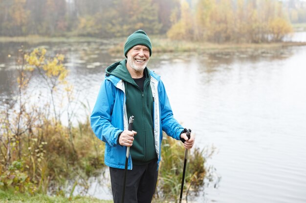 Homme senior expressif posant en plein air