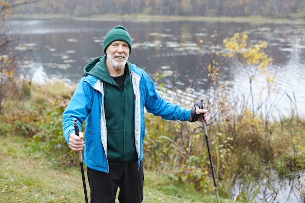 Homme senior expressif posant en plein air