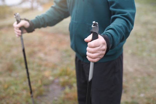 Homme senior expressif posant en plein air