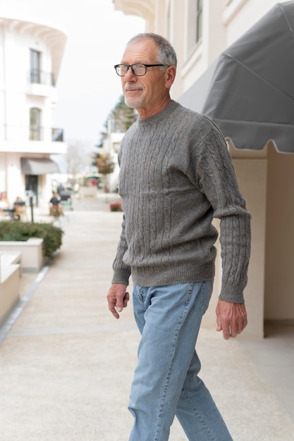 Homme senior moderne à l'extérieur