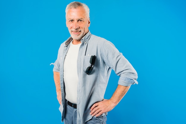 Homme senior moderne avec des lunettes de soleil