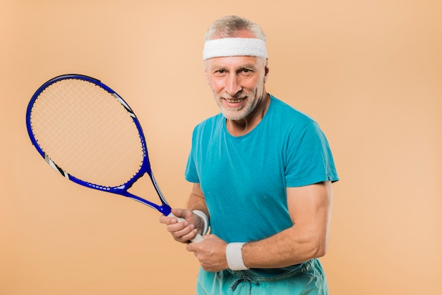 Homme senior moderne avec une raquette de tennis