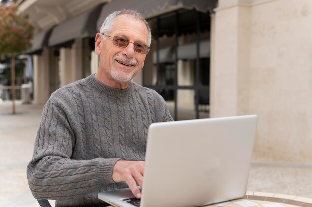 Homme senior moderne vivant dans la ville