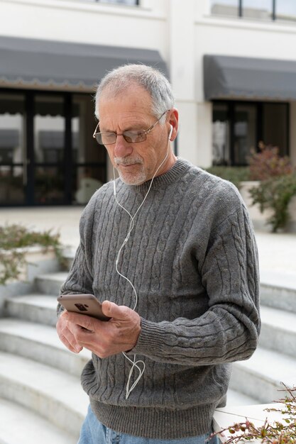 Homme senior moderne vivant dans la ville