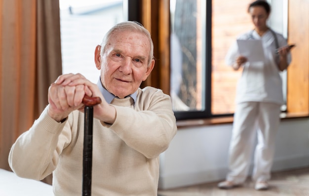 Homme senior occasionnel à la maison avec un médecin