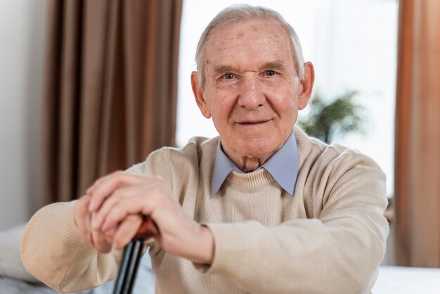 Homme senior occasionnel à la maison