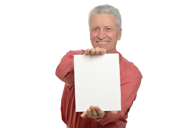 Homme senior avec panneau publicitaire vierge ou espace de copie isolé sur fond blanc