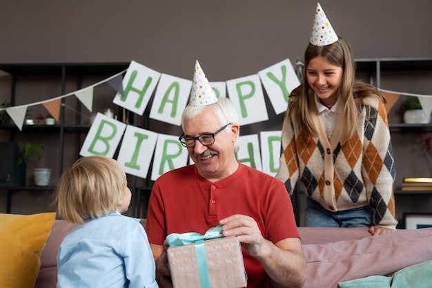 Homme senior de tir moyen recevant un cadeau