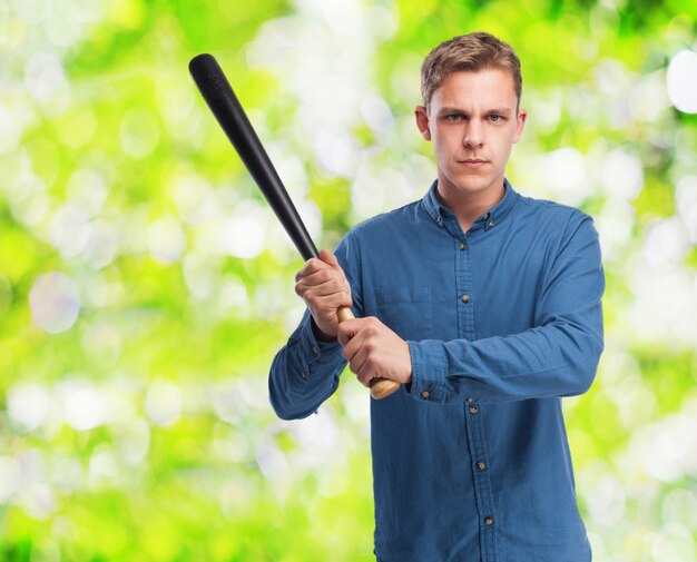 Homme sérieux avec une batte de base-ball