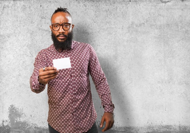 Homme sérieux avec une carte de visite