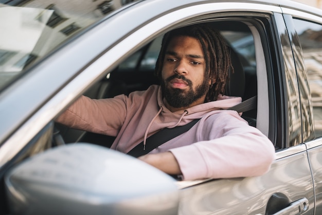 Homme sérieux, conduite, coup moyen