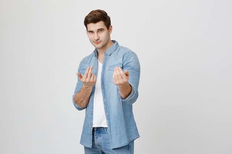 Photo gratuit un homme sérieux dit de se rapprocher
