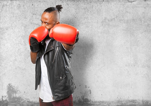 Homme sérieux avec des gants de boxe