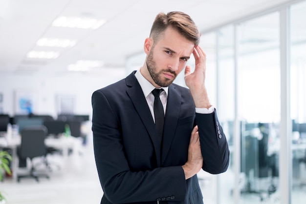 Homme sérieux touchant sa tête