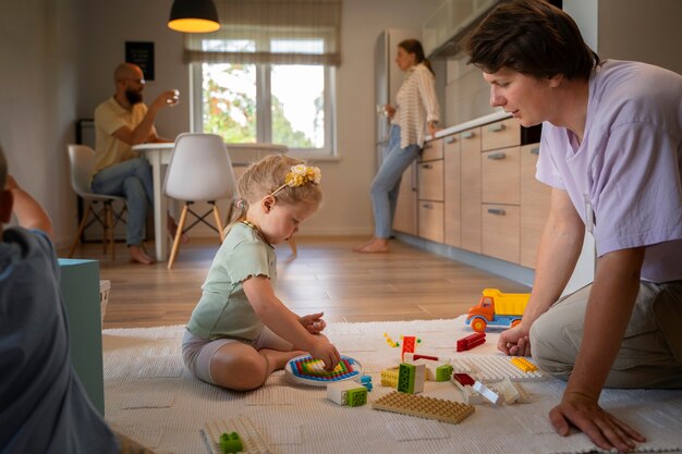 Homme serviteur baby-sitting enfants