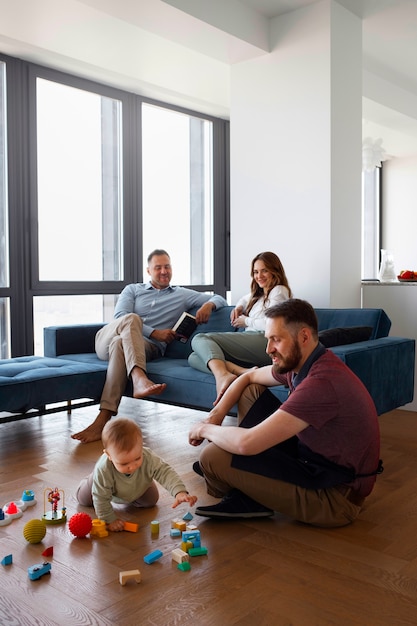 Homme serviteur babysitting petit garçon