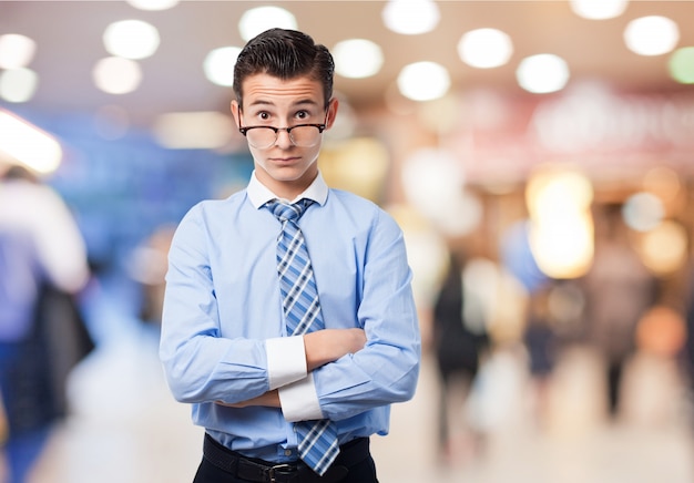 Photo gratuite l'homme avec ses lunettes sur le bruit