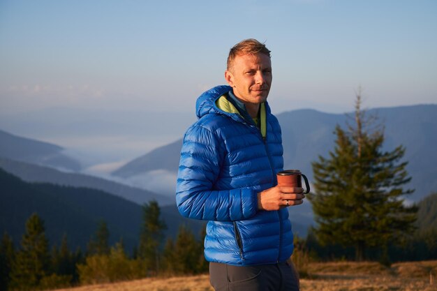 Homme seul marchant dans les montagnes au début de l'automne