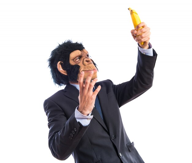 Un homme singe surpris par une banane