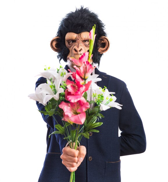 Homme singe tenant un bouquet