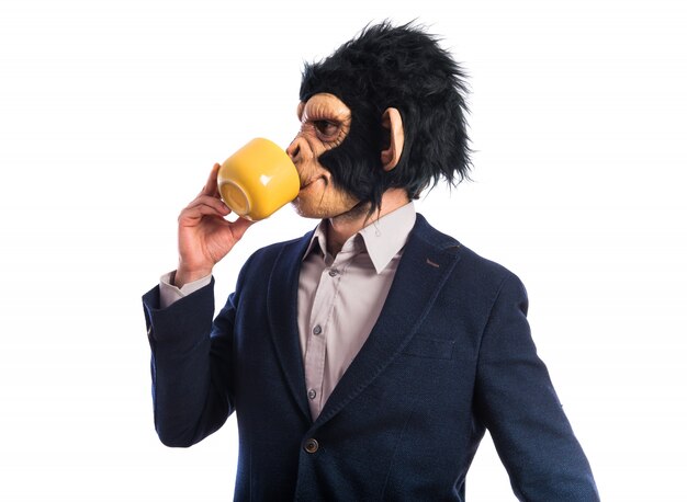 Homme singe tenant une tasse de café