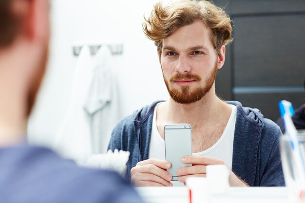 Homme avec smartphone