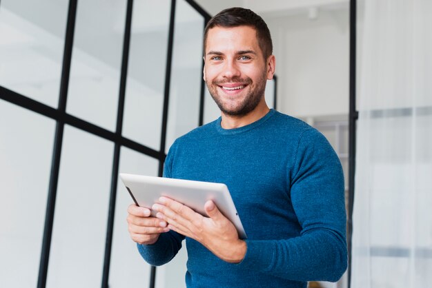 Homme smilet avec tablette