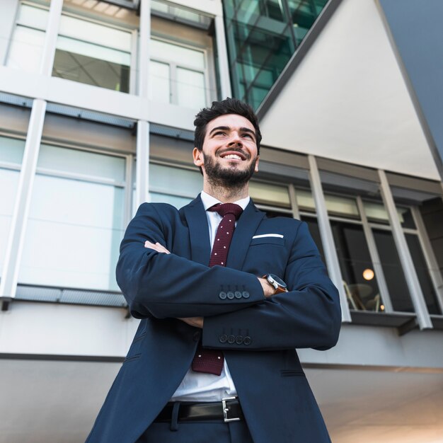 Homme smiley faible angle à la recherche de suite