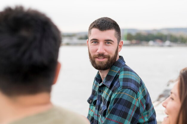 Homme Smiley s'amusant avec ses amis à l'extérieur