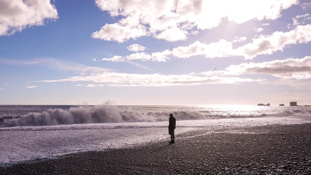 Un homme solitaire debout sur la plage