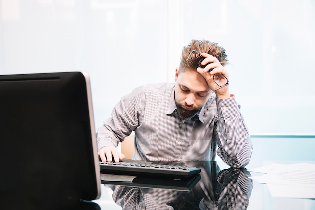 Homme de sommeil épuisé au bureau