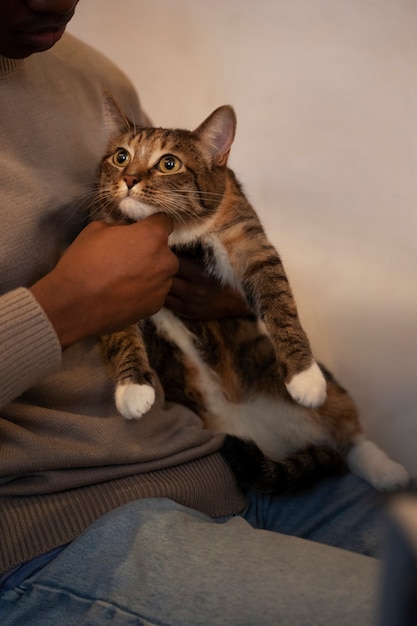 Photo gratuite homme avec son adorable chat