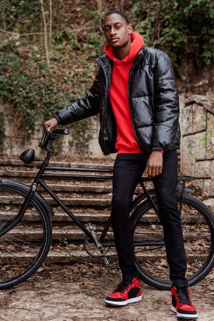 Homme avec son vélo dans le parc