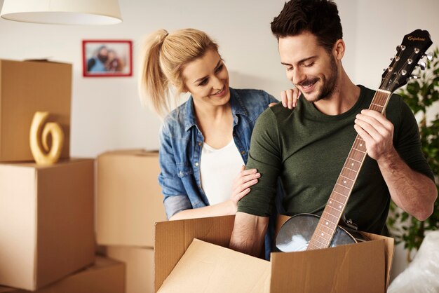 Homme sortant la guitare de la boîte