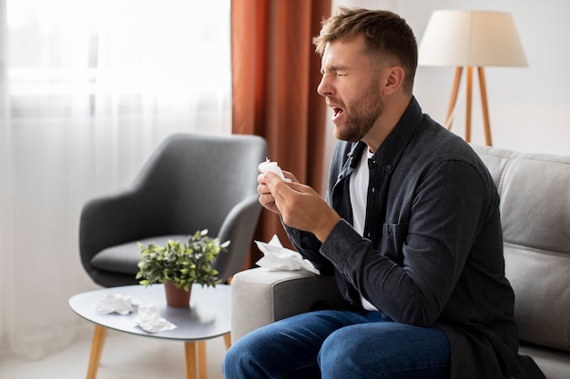 Homme souffrant d'allergie vue latérale