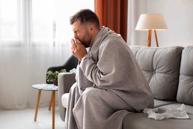 Photo gratuite homme souffrant d'allergie vue latérale