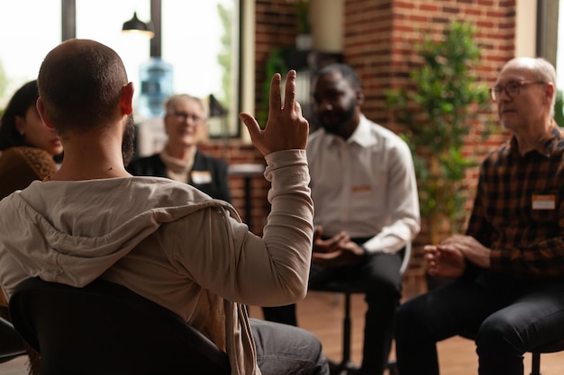 Homme souffrant de dépendance partageant des problèmes de santé avec un groupe lors d'une réunion, parlant à un thérapeute. personnes alcooliques discutant de la dépression et de la rééducation lors d'une séance de thérapie.