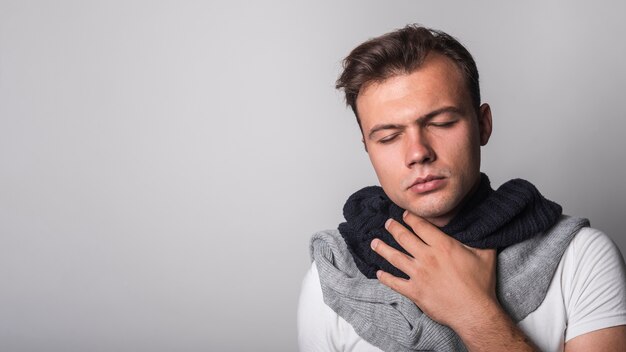 Homme souffrant de froid sur fond gris