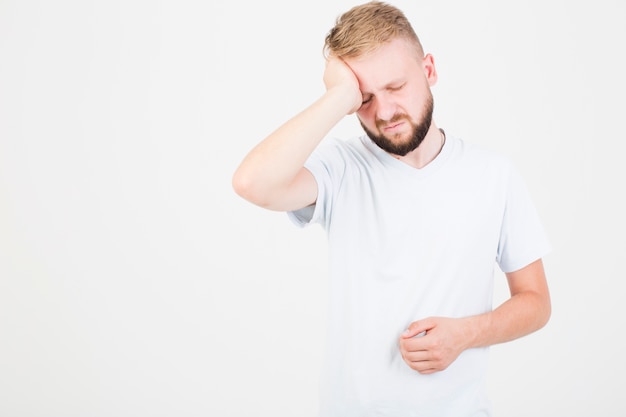 Photo gratuite homme souffrant de maux de tête